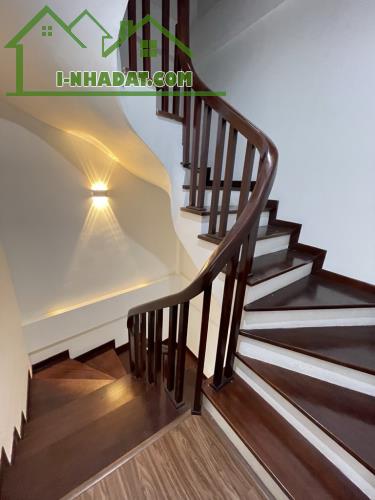Nhà Ngọc Lâm - Lô góc - đầy đủ nội thất - ô tô - ngay gần cầu Chương Dương , dt 35,4m2  Gi - 5