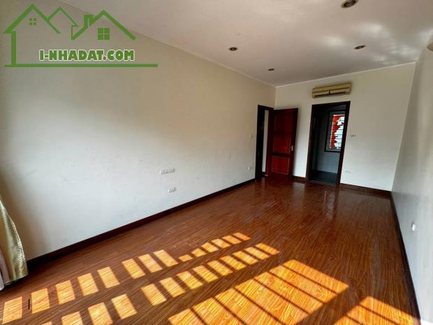 Bán đất tặng nhà Tôn Đức Thắng 93m, vuông vắn, xe máy tránh, phù hợp sửa hoặc xây mới tòa - 2