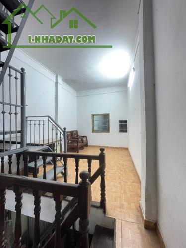 Cho thuê nhà riêng làm VP, ở 4 người Phố Minh Khai 2.5 tầng x 35m2, 2 ngủ, 2 vệ sinh, 8.5 - 1
