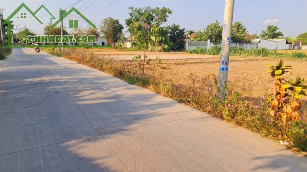 Bán đất 10.770m2 mặt tiền đường bê tông Đức Hòa Thượng, Đức Hòa, Long An giá chỉ 23 tỷ - 2