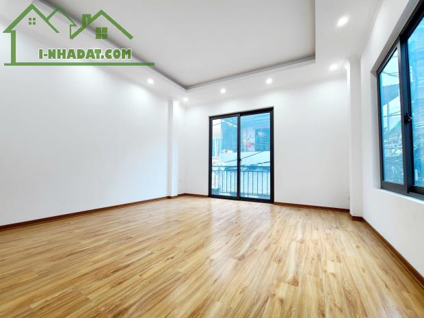 Bán nhà Nhật Tảo - ô tô đỗ cửa - ngõ siêu rộng và thoáng - 30m2 5 tầng - giá chỉ 5,75 tỷ - 5