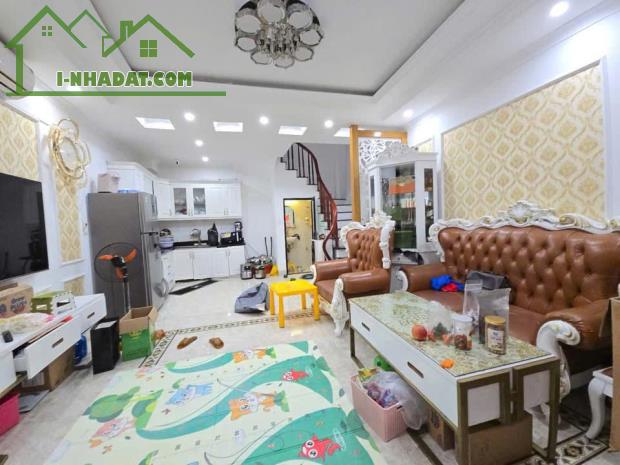 Bán nhà Phố Thạch Bàn. Ô tô đỗ cổng, Đi bộ ra chợ, 500m ra Aeon Long Biên. Lh 0965858116