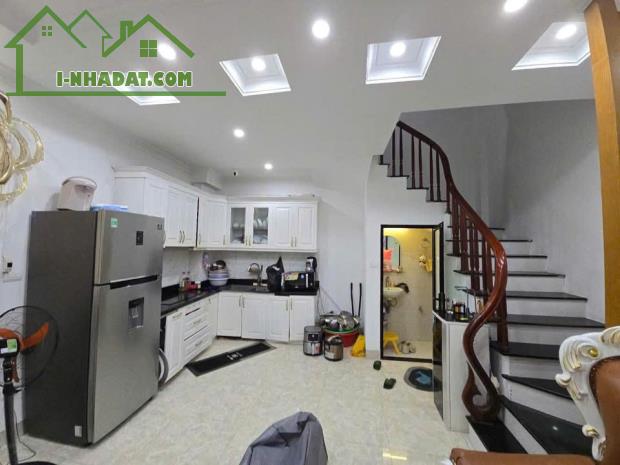 Bán nhà Phố Thạch Bàn. Ô tô đỗ cổng, Đi bộ ra chợ, 500m ra Aeon Long Biên. Lh 0965858116 - 1