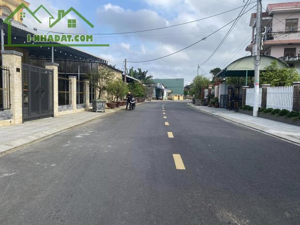 Bán nhanh lô góc 2 mặt tiền ngay trung tâm thị trấn, nằm mặt tiền đường nhựa 7m5.