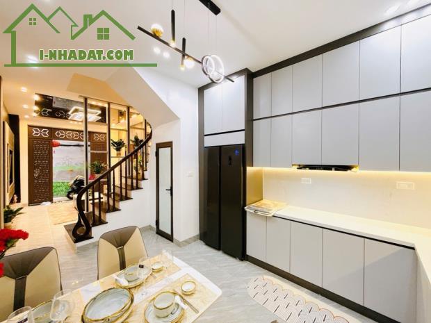 Bán nhà Nguyễn Khang,Cầu Giấy 42m2 chỉ nhỉnh 8 tỷ, 15m ra phố, An sinh tốt, Tặng nội thất - 4