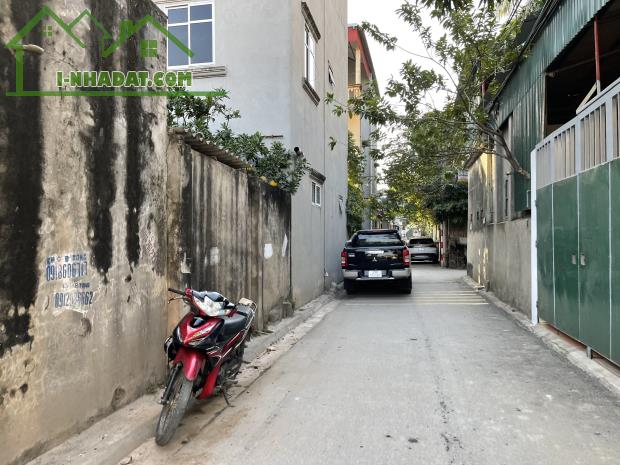 Cần bán lô đất 30m2 mặt chính ngõ 1 Kẻ Tạnh, Giang Biên, ngõ ô tô 7 chỗ ra vào thoải mái.
