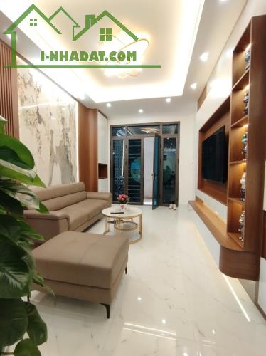 Bán nhà Khâm Thiên, quận Đống Đa, 34m2, 5 tầng mới coong, 1 nhà ra mặt phố, chỉ 7 tỷ