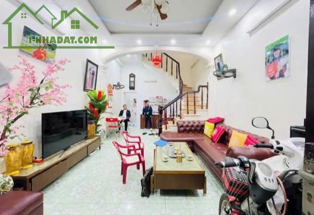 🌻 Ô TÔ 7 CHỖ ĐỖ CỬA TRƯƠNG ĐỊNH 9 ,5 TỶ/ 36M2/40M2T2/3 TẦNG/ MT4,3M - 5M RA Ô TÔ.