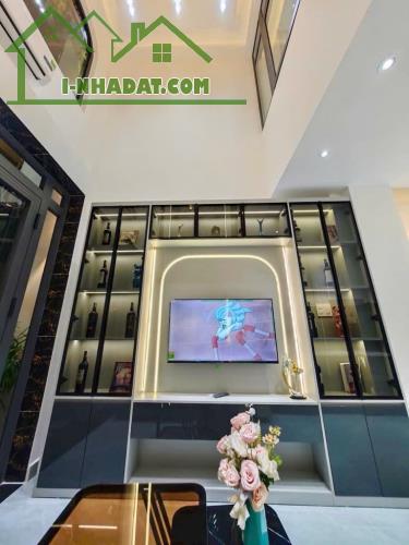 TOÀ NHÀ MẶT TIỀN KINH DOANH SẦM UẤT ĐỒNG ĐEN TÂN BÌNH, CÓ HẦM ĐỂ XE - 5 TẦNG 60M2 CHỈ - 4