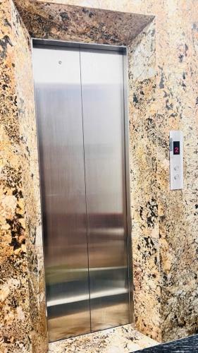 Bán nhà Ngọc Thụy, nhà đẹp, ngõ thông, ô tô tránh - DT 51m2, 5 tầng, 5m - Chào 14.2 tỷ.