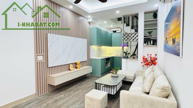 Trung tâm phường Bồ Đề ,nhà mới ở ngay, ô tô đỗ cổng, full nội thất , Diện tích 31m2 - 5
