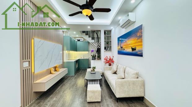 Trung tâm phường Bồ Đề ,nhà mới ở ngay, ô tô đỗ cổng, full nội thất , Diện tích 31m2 - 4