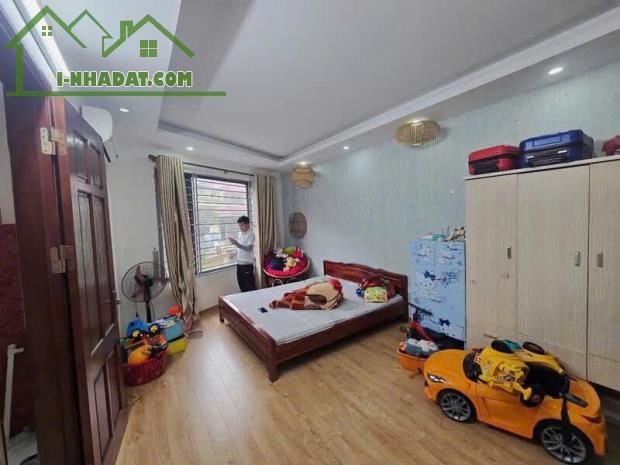 Chính chủ bán gấp nhà Trung Tâm Mỹ Đình 5T*9MT oto đỗ cửa, gần chợ và nhiều trường học