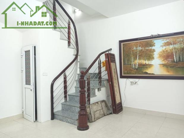 BÁN NHÀ VĂN HƯƠNG, ĐỐNG  ĐA, DT 25 M , VỊ TRÍ SÁT PHỐ, TẦM TIỀN BẠT  TRUNG TÂM ĐỐNG ĐA NHỈ