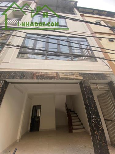 Nhà ở Hà Nội xây mới 4 tầng 40m, đường ô tô 7 chỗ đi qua cửa, có thể kinh doanh mà chỉ có