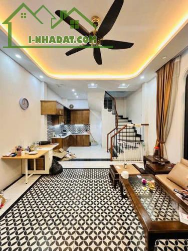 SIÊU PHẨM CẦU GIẤY  - NHÀ ĐẸP DÂN XÂY - NGÁCH THÔNG - FULL NỘI THẤT 90% - Ô TÔ ĐỖ CỔNG - 3