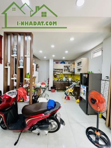 Bán Nhà Lô góc Nguyễn Thượng Hiền 40m2, 4 Tầng, Chỉ Hơn 5 Tỉ