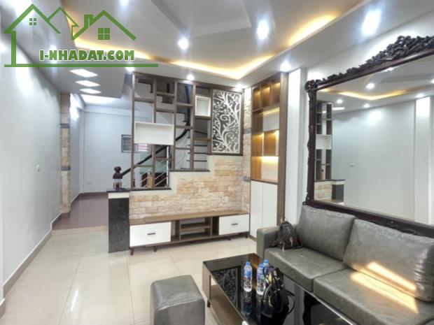 Bán nhà Thạch Bàn 40m2 4 tầng 5 phòng ngủ, nội thất đẹp giá chỉ hơn 6 tỷ