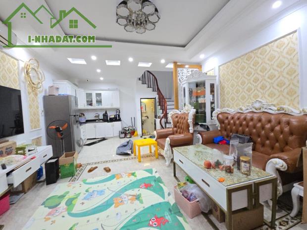 Nhà đẹp Thạch Bàn 38m 5tầng MT 4,5m Nội Thất Vip - Oto đỗ cửa 5,x tỷ