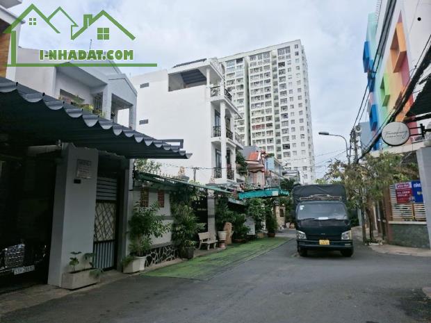 Bán gấp nhà đẹp ở ngay Trần Xuân Soạn, xe hơi ngủ nhà, diện tích khủng 115m2, SHR.