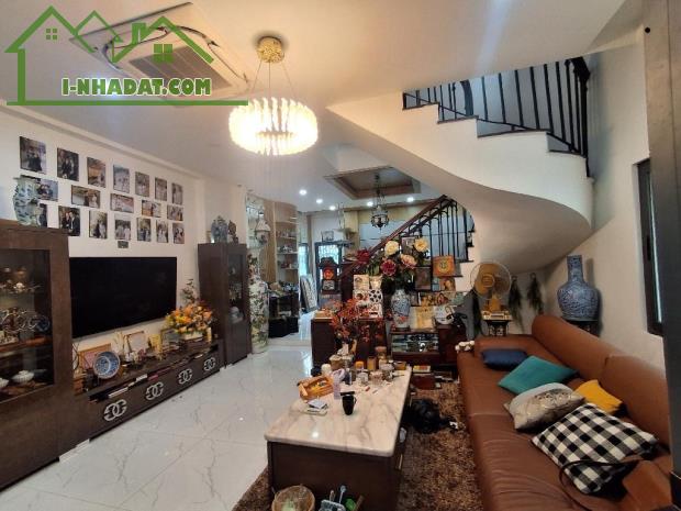Bán gấp nhà đẹp ở ngay Trần Xuân Soạn, xe hơi ngủ nhà, diện tích khủng 115m2, SHR. - 2