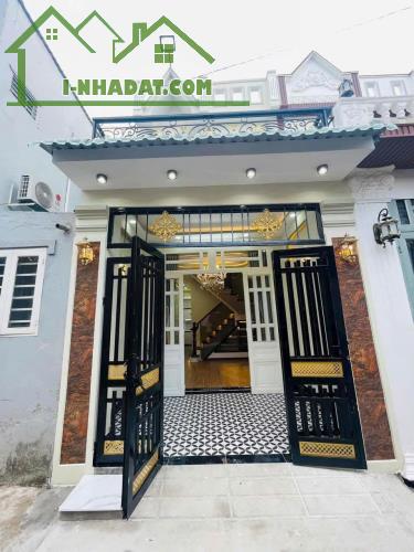 Nhà đẹp sang trọng với thiết kế hiện đại 3PN gần chợ hóc môn - 1
