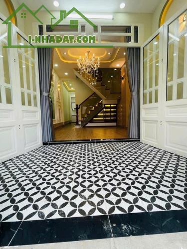 Nhà đẹp sang trọng với thiết kế hiện đại 3PN gần chợ hóc môn - 2