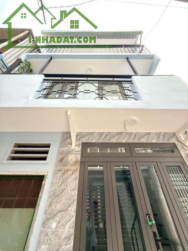 NHÀ 3 TẦNG ĐƯỜNG CÁCH MẠNG THÁNG 8 - Q 3 - HẺM THÔNG - DTSD GẦN 45M2 - 2PN - GIÁ 2.55 TỶ - 1