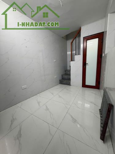 Bán nhà Đê Tô Hoàng   10/15 m-4 tầng -1,38 tỷ   + Nhà lô góc ,ngõ thông sang ngõ Chùa Liê