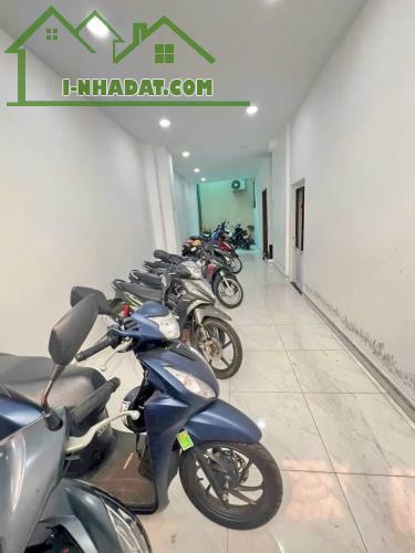 Căn hộ dịch vụ 3 lầu ST 11 phòng hẻm 3m Nguyễn Thị Thập, Quận 7