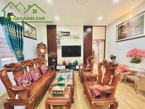 **Bán nhà mặt tiền Đồng Đen, phường 11, Tân Bình; (7*28) 3 tầng - 33 tỷ
