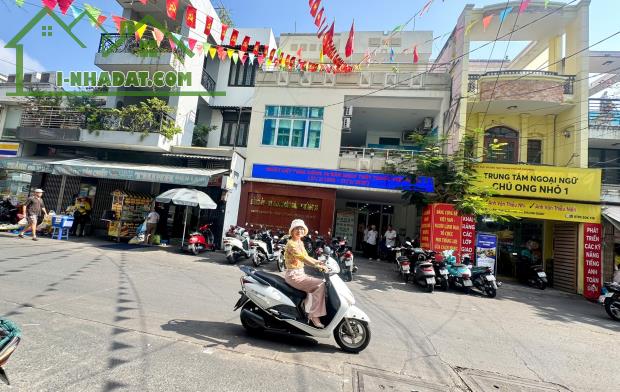 BÁN NHÀ MẶT TIỀN 15M ĐƯỜNG XÓM CHIẾU, QUẬN 4 - VỊ TRÍ VIP ĐƯỢC BAO QUANH BỞI NHÀ THỜ XÓM