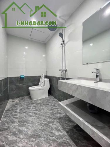 Chính Chủ Bán Nhà Thạch Bàn, 32m² x 5 Tầng, Oto Đỗ Cổng, Giá 5,4 Tỷ