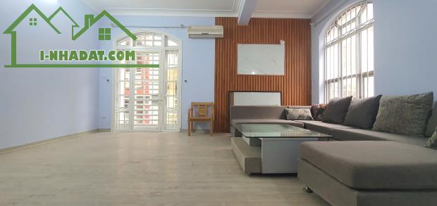 Cho thuê nhà riêng Trần Quốc Hoàn, Cầu Giấy 80m x 4T giá 23 triệu, lô góc, gara, sân vườn
