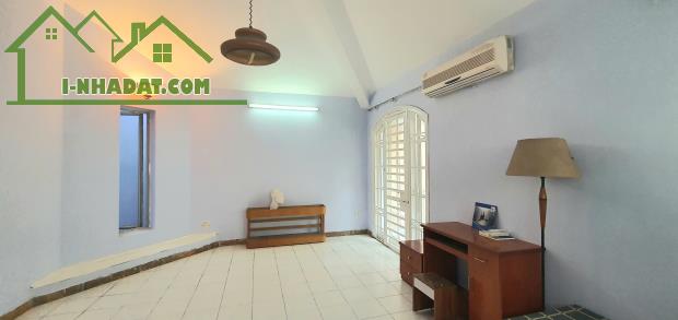 Cho thuê nhà riêng Trần Quốc Hoàn, Cầu Giấy 80m x 4T giá 23 triệu, lô góc, gara, sân vườn - 2