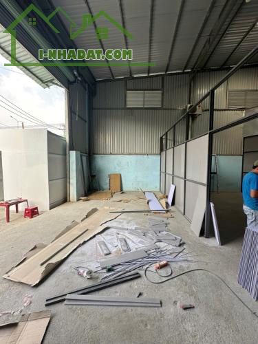 Ngộp Bank gấp bán nhà xưởng QL22, 175m2, ngang 10,8m , Đường xe Container chạy quanh. - 2