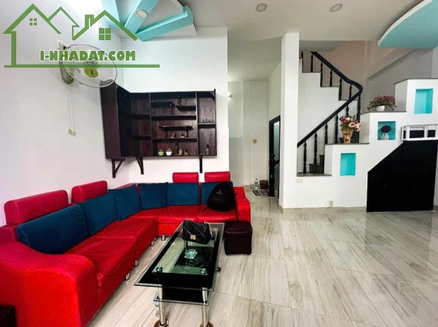 Bán Nhà 3 Tầng Mê Đúc Kiên Cố, Sân Thượng, Hẻm Trần Nhật Duật, TP Nha Trang - Giá 3.35 Tỷ