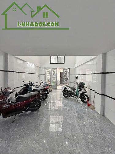 BÁN CHDV NGAY PHẠM VĂN ĐỒNG - SÁT SÂN BAY - 90 M2 - 9 PHÒNG - 5 TẦNG - THANG MÁY - 1