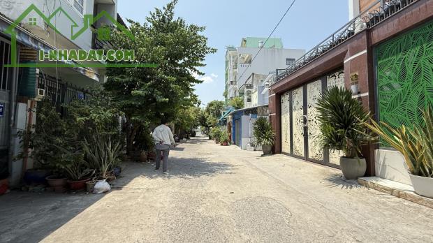 Sắp đi định cư, chủ cần bán gấp nhà mặt tiền Hiền Vương, khu sầm uất tiện KD chỉ 6.x tỷ.