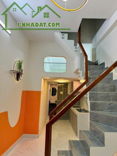 Nhà hẻm thẳng lửng, lầu 2.9*9m Đông Hồ P4Q8