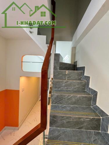 Nhà hẻm thẳng lửng, lầu 2.9*9m Đông Hồ P4Q8 - 2