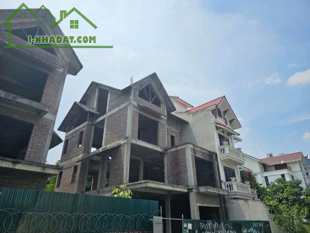 BÁN BT KĐT THÀNH PHỐ GIAO LƯU PHẠM VĂN ĐỒNG; SĐ 210M, MT 11M, 4 TẦNG. 73 TỶ