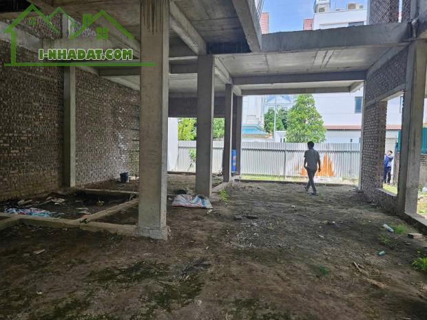 BÁN BT KĐT THÀNH PHỐ GIAO LƯU PHẠM VĂN ĐỒNG; SĐ 210M, MT 11M, 4 TẦNG. 73 TỶ - 2