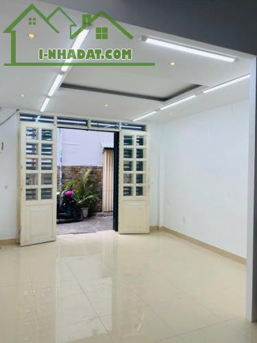 NGAY NGÃ TƯ BẢY HIỀN - 44M2 ( 4,2 X 11 ) - 2 TẦNG - 2PN - HẺM XE HƠI - HOÀN CÔNG ĐẦY ĐỦ -