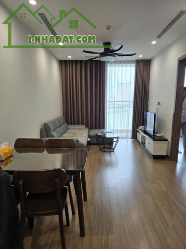 Căn hộ 2 ngủ 2 WC view hồ điều hòa giá rẻ nhất lúc này tại Vinhomes Skylake Phạm Hùng