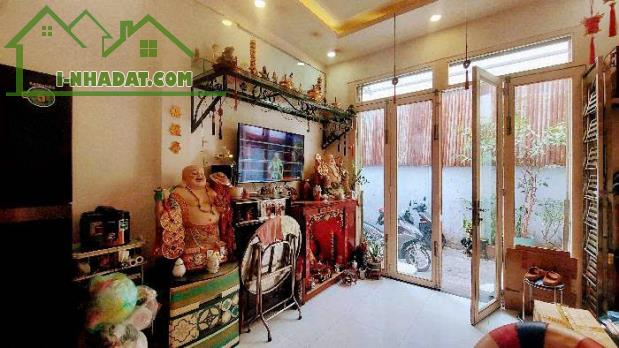 Cần bán gấp nhà Quận 6, hẻm Ba gác, gần chợ Bình Tiên, 2 tầng, 4m x 12m, giá nhỉnh 5 tỷ.