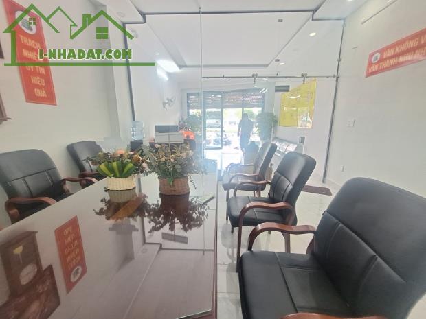 Nhà 5 tầng Mặt tiền Phạm Văn Đồng,