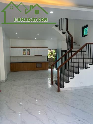 BÁN NHÀ 3 TẦNG, 55M2; MỚI KÍNH KOOG, Ô TÔ 4 CHỖ ĐỖ CỬA VÀO NHÀ - BẮC HỒNG - ĐÔNG ANH.