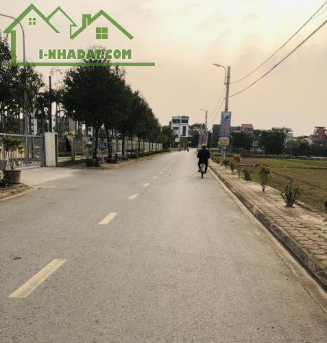 Hiếm - Bán Đất - Gần hồ diều hoà - Ô tô tải tránh - ô tô đỗ cửa - Ngõ thông - 2