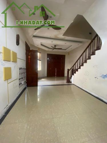 Cho thuê nhà lô góc, ô tô,  thang máy ở Trần Duy Hưng, Cầu Giấy 80m x 5T giá 42 triệu